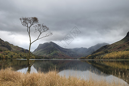 英格兰湖区巴特米尔湖美丽的秋季景观形象图片