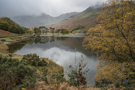 英格兰湖区巴特米尔湖美丽的秋季景观形象图片