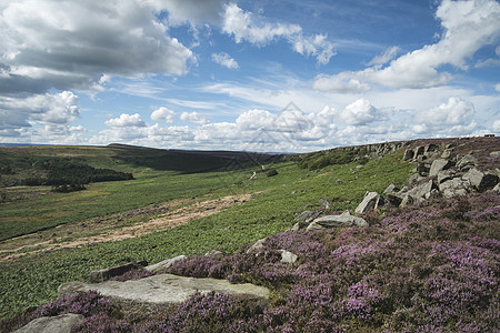 英格兰峰值区夏季波贝奇边缘岩石的彩色充满活力的景观形象图片