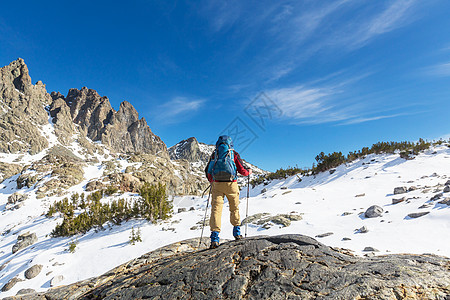 带着徒步旅行设备的人行走内华达山脉,加利福尼亚,美国图片