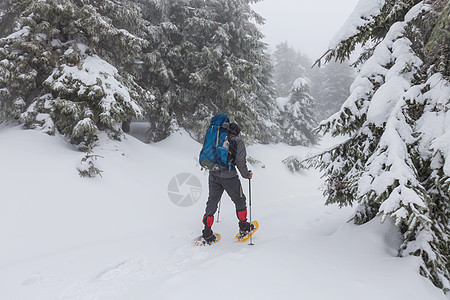 冬天山上的徒步旅行者图片