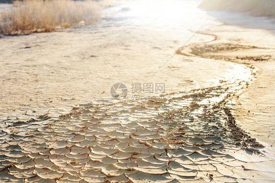 沙漠中的旱地图片