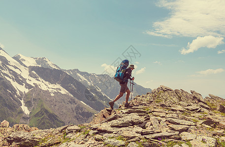 徒步山徒步旅行者沿着绿山高加索山脉,斯瓦内蒂,格鲁吉亚夏天的季节背景