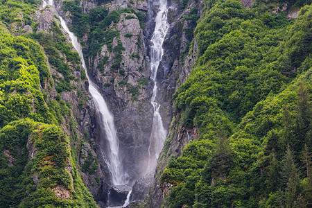 加大山脉的瀑布图片