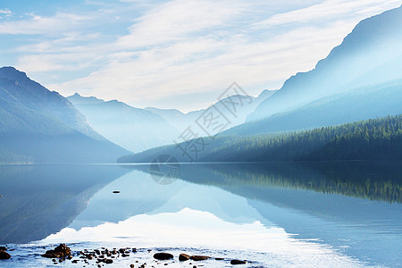 美丽的鲍曼湖与壮观的山脉冰川公园,蒙大,美国Instagram过滤器图片