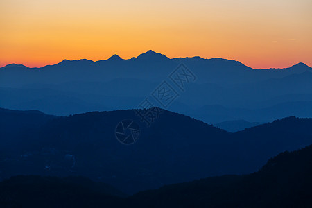 风景优美的日落山上图片