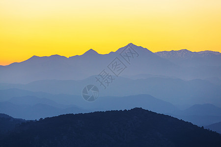 风景优美的日落山上图片