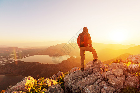 人悬崖人陡峭的悬崖上背景