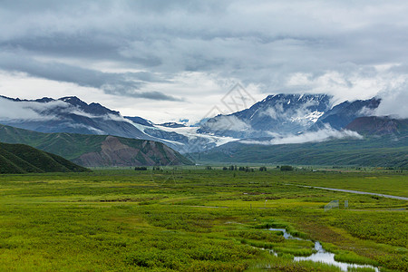 夏天阿拉斯加风景如画的山脉积雪覆盖的地块,冰川岩石峰图片