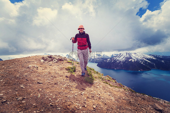 加大徒步旅行加大山区徒步旅行的人徒步旅行北美最受欢迎的娱乐活动活动很多风景如画的小径图片
