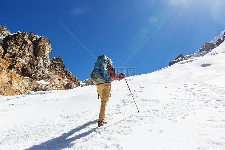 秘鲁科迪勒拉山的徒步旅行场景图片