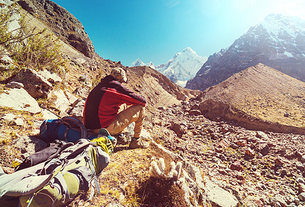 秘鲁科迪勒拉山的徒步旅行场景高清图片