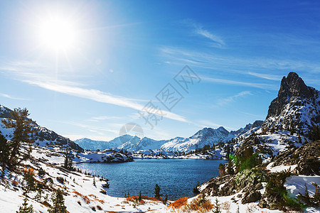 徒步美丽的尖塔湖,安塞尔亚当斯荒野,内华达山脉,加利福尼亚,美国秋季图片