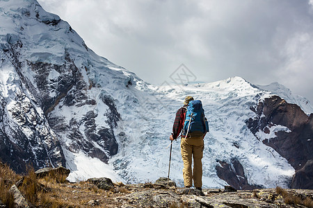 秘鲁科迪勒拉山的徒步旅行场景图片