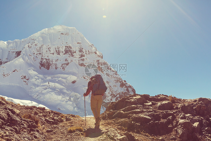 秘鲁科迪勒拉山的徒步旅行场景图片