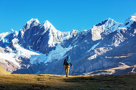 秘鲁科迪勒拉山的徒步旅行场景高清图片