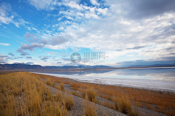 风景优美的大盐湖景观个阳光明媚的日子,白云蓝天上图片