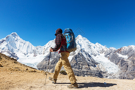 秘鲁科迪勒拉山的徒步旅行场景高清图片