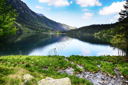 山脉的清澈湖泊图片