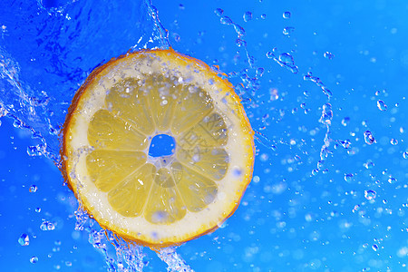 水中切片柠檬,蓝色背景上气泡图片