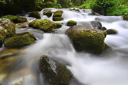 山中流水的小溪图片