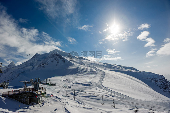 冬天山上的滑雪缆车站高山冬山景观阳光明媚的日子里,法国阿尔卑斯山上覆盖着雪瓦尔迪塞尔,阿尔卑斯山,法国图片