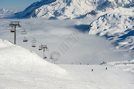 高山冬山景观与滑雪升降机斜坡阳光明媚的日子里,法国阿尔卑斯山上覆盖着雪瓦尔迪塞尔,阿尔卑斯山,法国图片