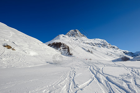 滑雪插画高山冬山景观阳光明媚的日子里,法国阿尔卑斯山上覆盖着雪瓦尔迪塞尔,法国背景