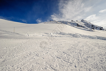 高山冬山景观阳光明媚的日子里,法国阿尔卑斯山上覆盖着雪瓦尔drsquoIsere,法国图片