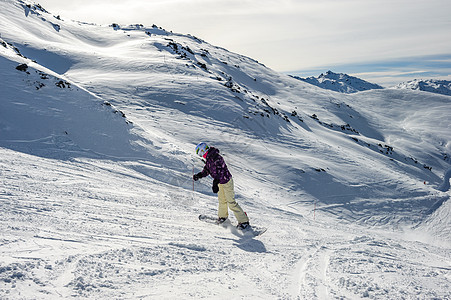 滑雪者骑法国阿尔卑斯山的山坡上梅里贝尔,法国图片