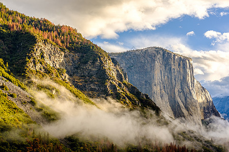 约塞米蒂公园山谷多云的秋季早晨隧道景观低云躺山谷里加州,美国图片