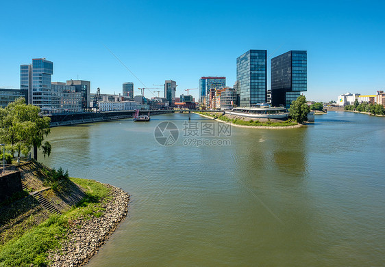 杜塞尔多夫城市景观莱茵河前图片