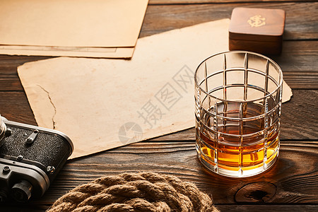 一杯威士忌和老式的测距仪相机木制背景背景图片