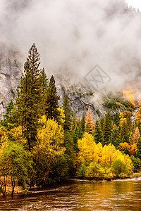 秋天的约塞米蒂公园山谷梅塞德河低云躺山谷里加州,美国图片
