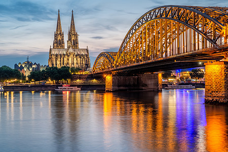 科隆大教堂科勒多姆莱茵河霍恩佐伦桥下的夜景,科隆城市天际线夜间,北莱茵威斯特伐利亚地区,德国图片