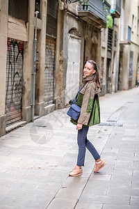 街上带着相机包的女人巴塞罗那,加泰罗尼亚图片
