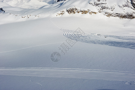 高山冬山景观阳光明媚的日子里,法国阿尔卑斯山上覆盖着雪瓦尔drsquoIsere,法国图片