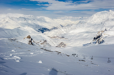 高山冬山景观阳光明媚的日子里,法国阿尔卑斯山上覆盖着雪瓦尔drsquoIsere,法国图片