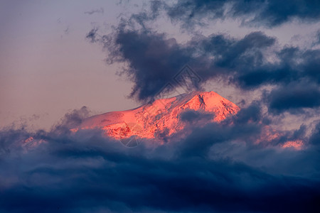 阿拉拉特山日出时覆盖着云亚美尼亚看火鸡图片
