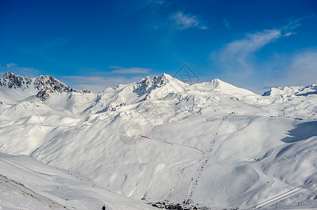 高山冬山景观阳光明媚的日子里,法国阿尔卑斯山上覆盖着雪瓦尔drsquoIsere,法国图片