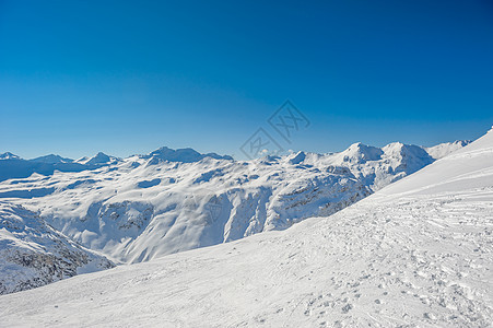 高山冬山景观阳光明媚的日子里,法国阿尔卑斯山上覆盖着雪瓦尔drsquoIsere,法国图片