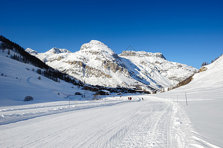 高山冬山景观阳光明媚的日子里,法国阿尔卑斯山上覆盖着雪瓦尔drsquoIsere,法国图片