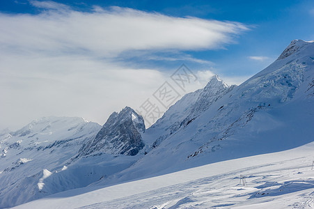 高山冬山景观阳光明媚的日子里,法国阿尔卑斯山上覆盖着雪瓦尔drsquoIsere,法国图片