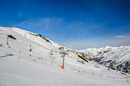 高山冬山景观阳光明媚的日子里,法国阿尔卑斯山上覆盖着雪梅里贝尔,法国图片