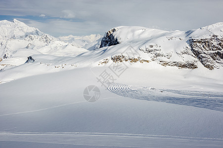 高山冬山景观阳光明媚的日子里,法国阿尔卑斯山上覆盖着雪瓦尔drsquoIsere,法国图片