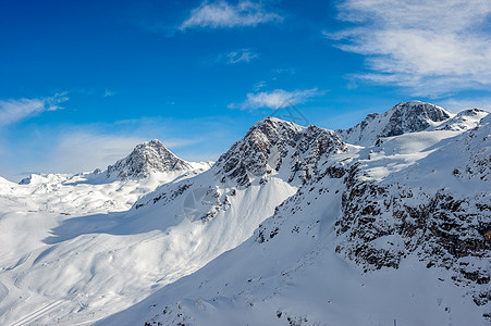 高山冬山景观阳光明媚的日子里,法国阿尔卑斯山上覆盖着雪瓦尔drsquoIsere,法国图片