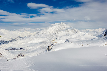 高山冬山景观阳光明媚的日子里,法国阿尔卑斯山上覆盖着雪瓦尔drsquoIsere,法国图片