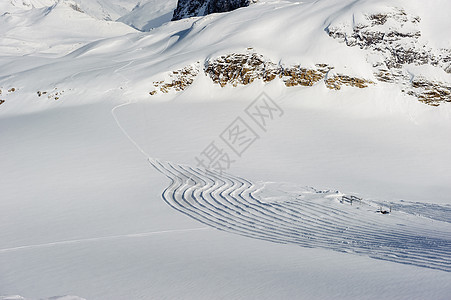 高山冬山景观阳光明媚的日子里,法国阿尔卑斯山上覆盖着雪瓦尔drsquoIsere,法国图片