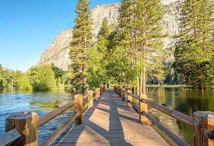 尤塞米蒂的梅塞德河摆桥景观加州,美国图片
