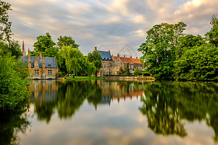 布鲁日布鲁日城市景观与Minnewater湖,法兰德斯,比利时图片